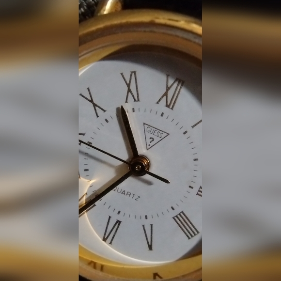 Vintage 1990 GUESS Watch, Black Leather Band, Runs & Keeps Time - New Battery - Picture 9 of 16